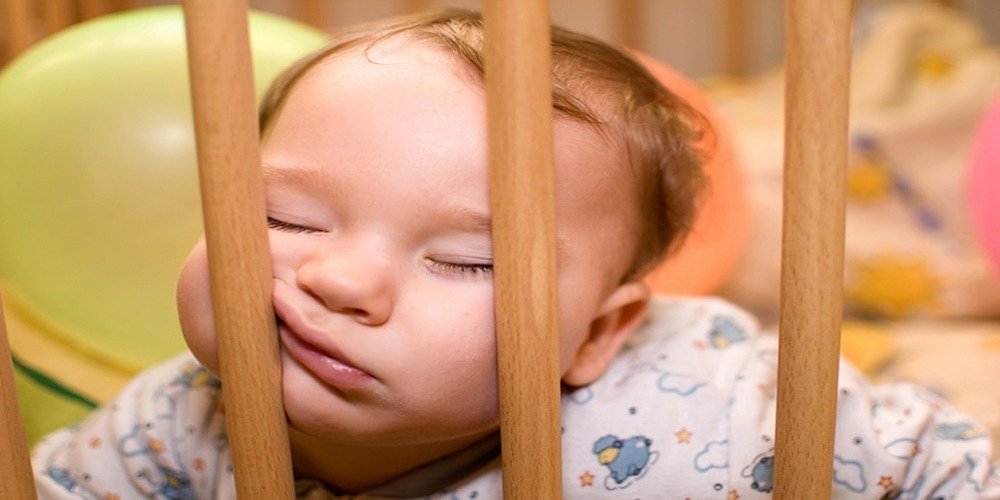 Lo psicologo o la tata per il sonno dei bambini.